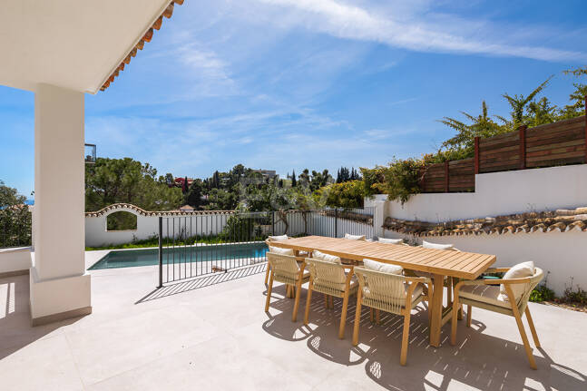 Exquisit modernisierte Luxusvilla mit Meerblick