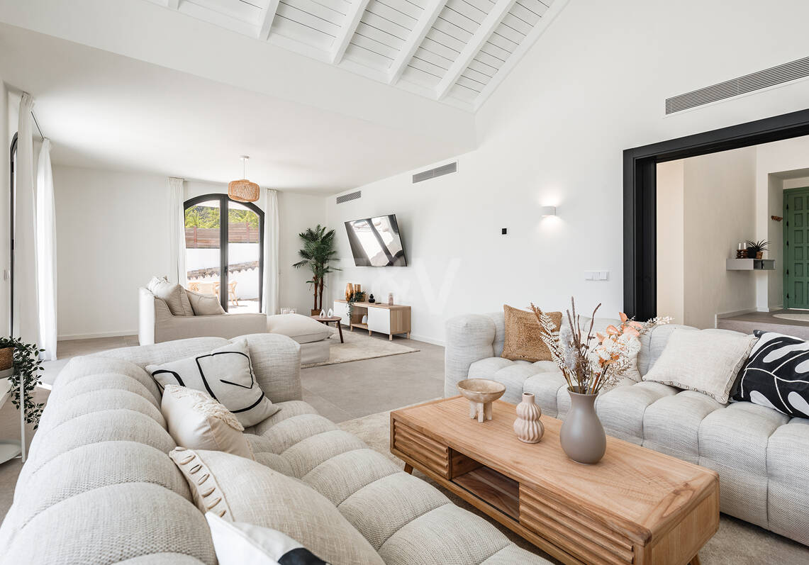 Exquisitely modernized Luxury Villa with Sea Views in El Madroñal