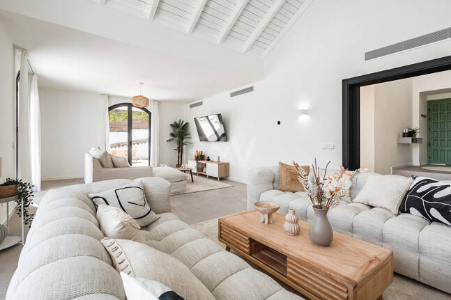 Exquisit modernisierte Luxusvilla mit Meerblick