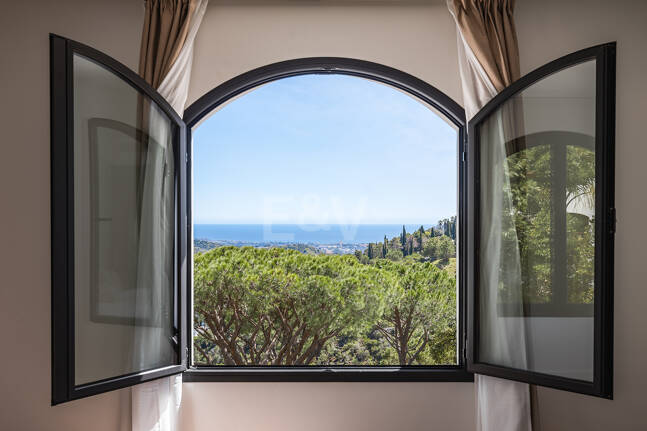 Exquisit modernisierte Luxusvilla mit Meerblick