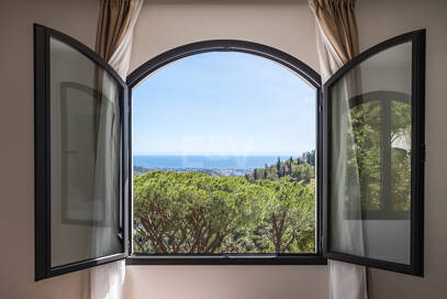 Exquisit modernisierte Luxusvilla mit Meerblick