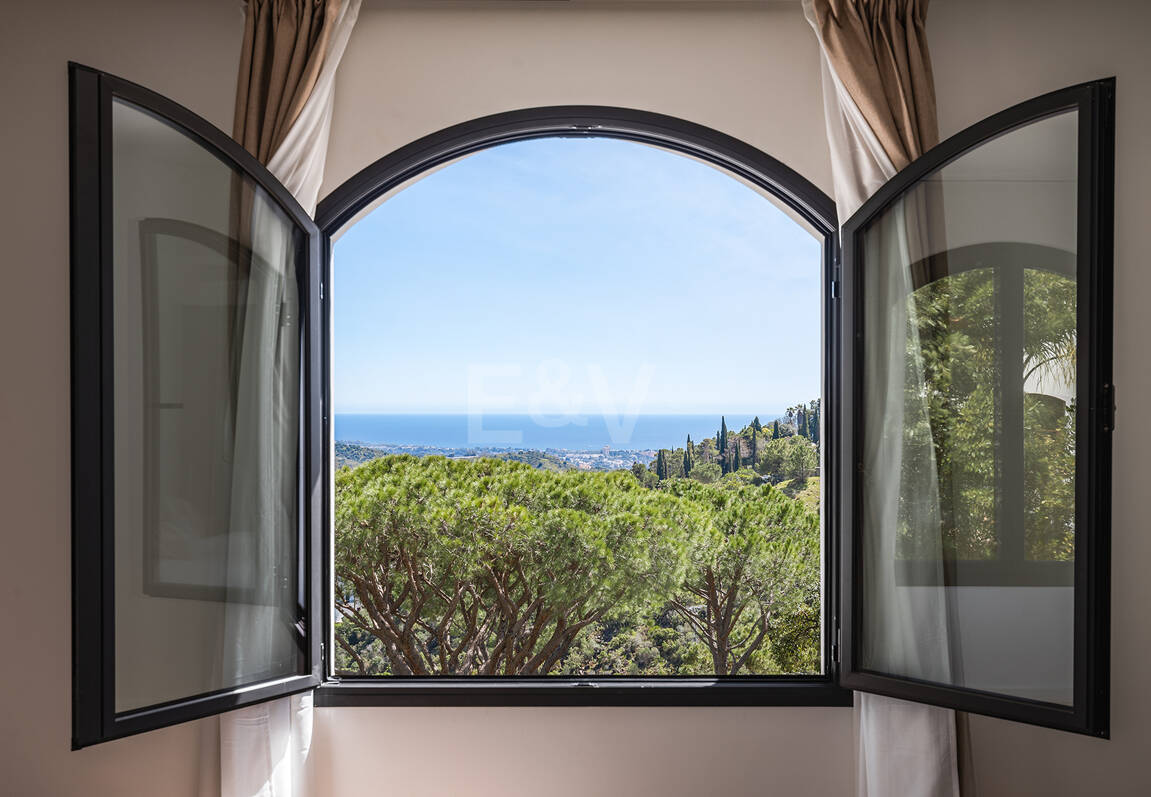 Exquisit modernisierte Luxusvilla mit Meerblick