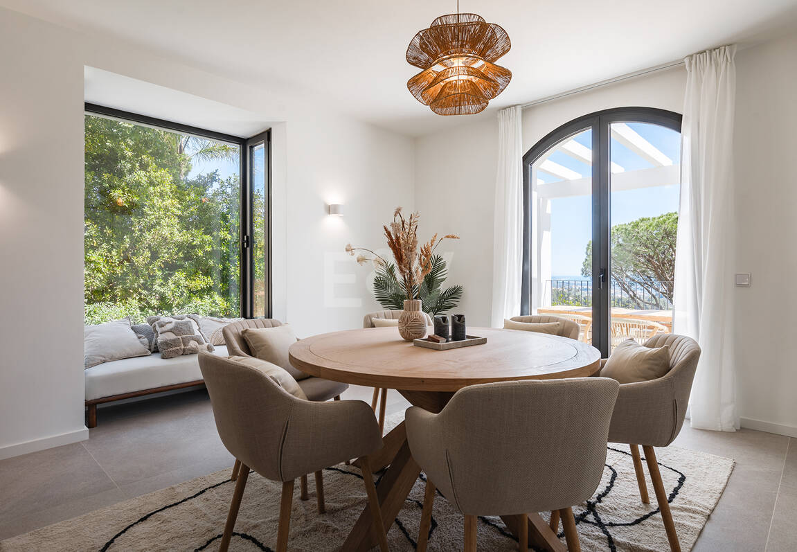 Exquisit modernisierte Luxusvilla mit Meerblick