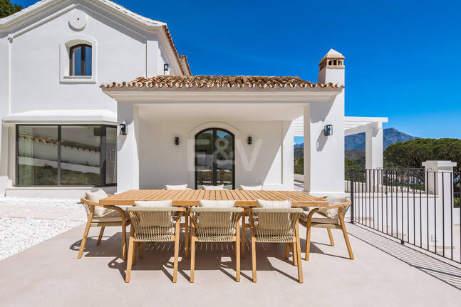 Exquisit modernisierte Luxusvilla mit Meerblick