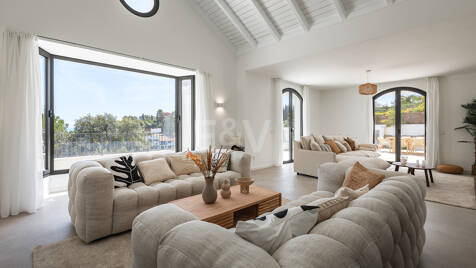 Villa de lujo modernizada con vistas al mar