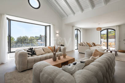 Exquisit modernisierte Luxusvilla mit Meerblick