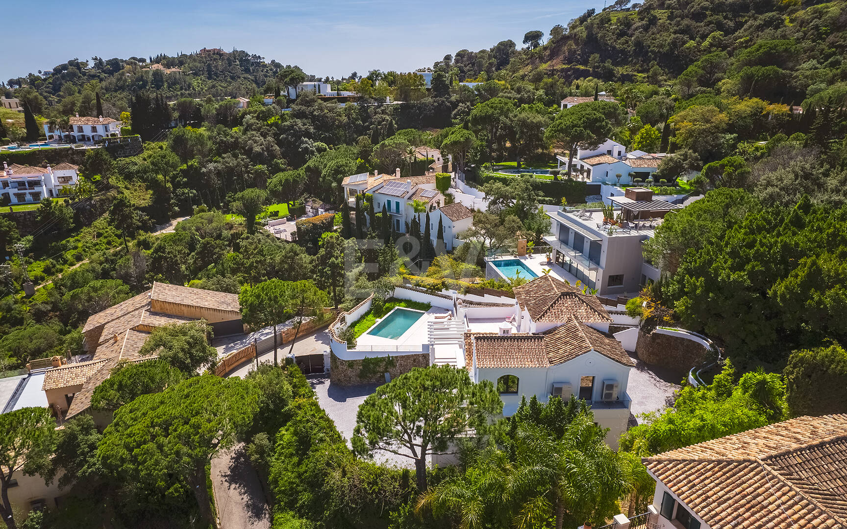 Exquisit modernisierte Luxusvilla mit Meerblick