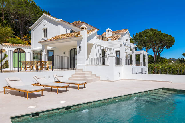 Exquisit modernisierte Luxusvilla mit Meerblick