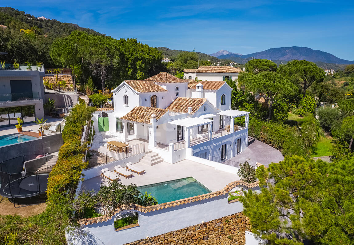 Exquisit modernisierte Luxusvilla mit Meerblick