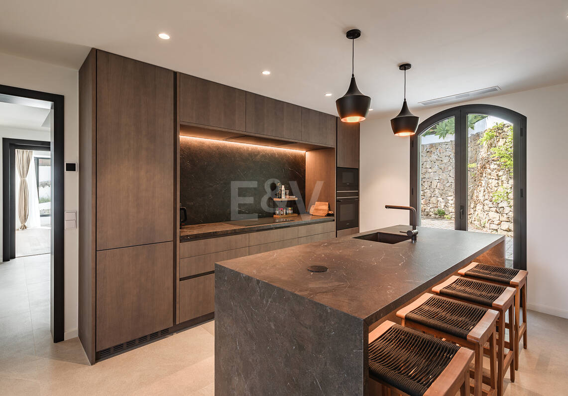 Exquisitely modernized Luxury Villa with Sea Views in El Madroñal