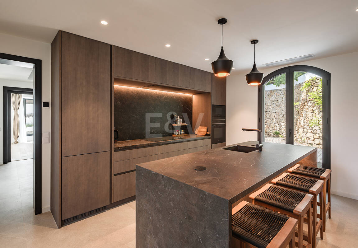 Exquisit modernisierte Luxusvilla mit Meerblick