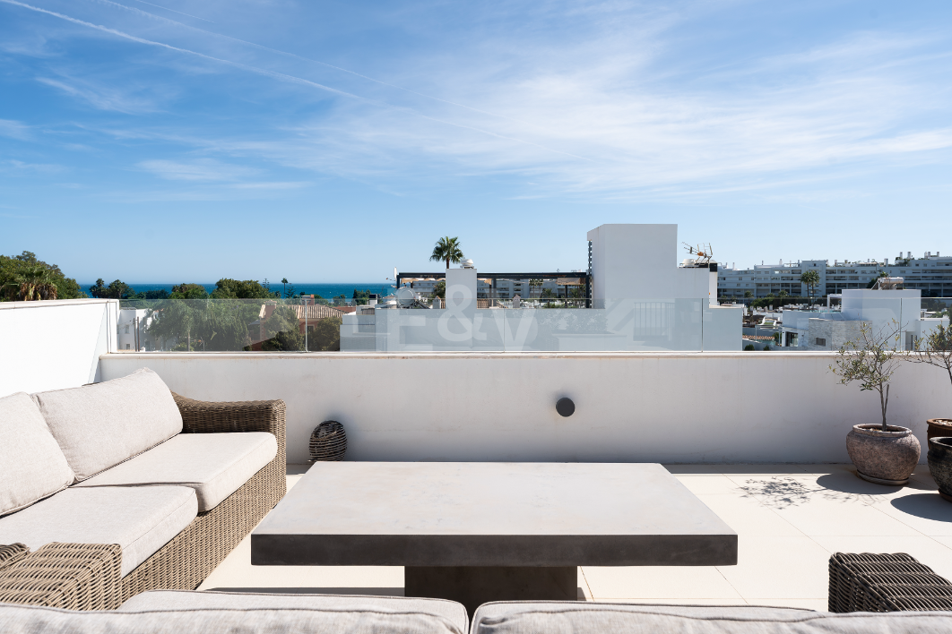 Villa contemporánea junto a la playa con piscina climatizada y espectacular terraza en la azotea