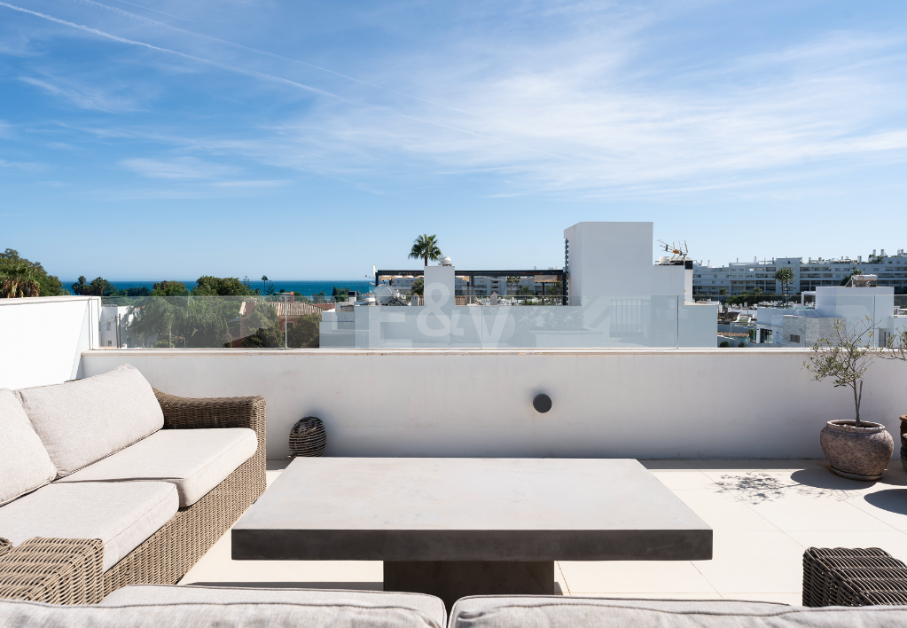 Villa contemporánea junto a la playa con piscina climatizada y espectacular terraza en la azotea