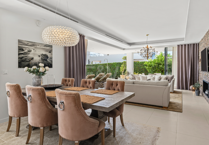 Villa contemporánea junto a la playa con piscina climatizada y espectacular terraza en la azotea