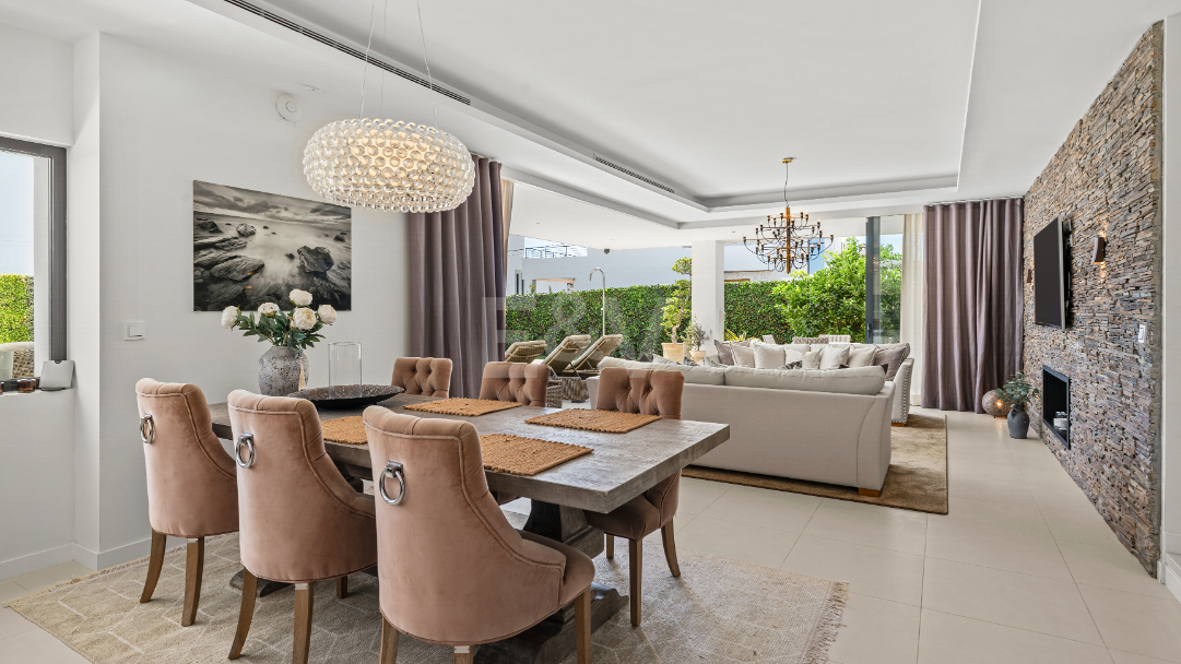 Villa contemporánea junto a la playa con piscina climatizada y espectacular terraza en la azotea