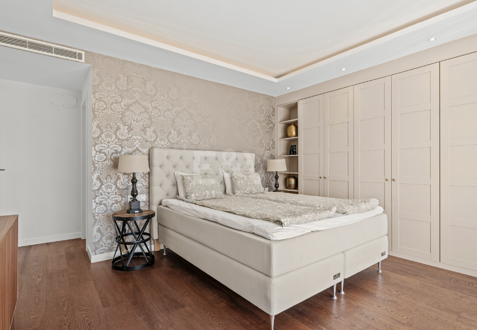 Villa contemporánea junto a la playa con piscina climatizada y espectacular terraza en la azotea