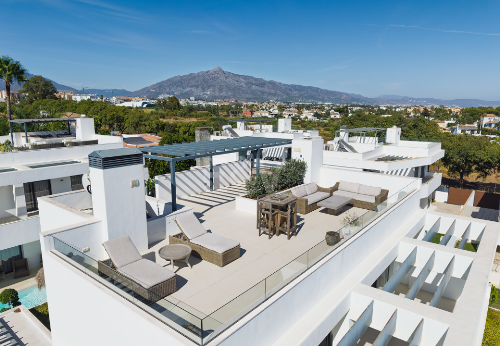 Villa contemporánea junto a la playa con piscina climatizada y espectacular terraza en la azotea