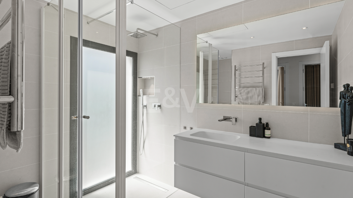 Villa contemporánea junto a la playa con piscina climatizada y espectacular terraza en la azotea