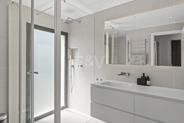 Villa contemporánea junto a la playa con piscina climatizada y espectacular terraza en la azotea