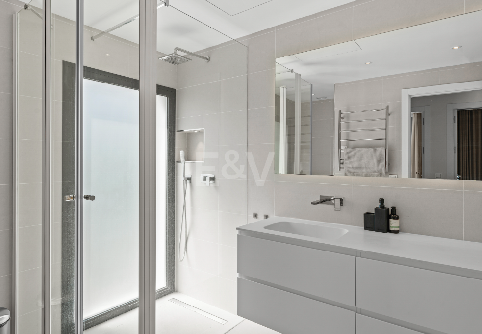 Villa contemporánea junto a la playa con piscina climatizada y espectacular terraza en la azotea