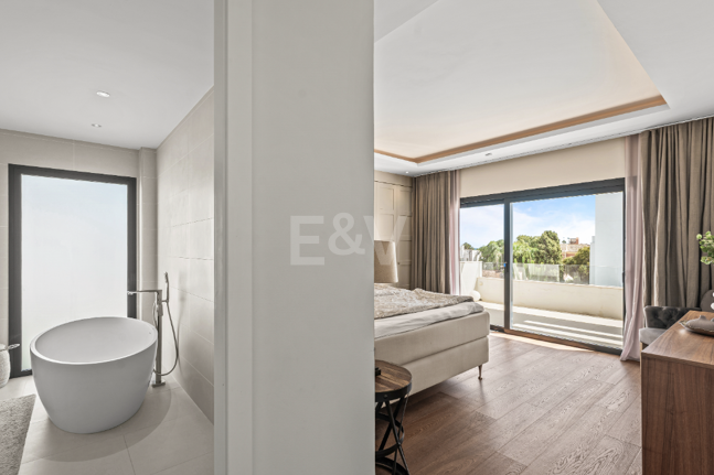 Villa contemporánea junto a la playa con piscina climatizada y espectacular terraza en la azotea