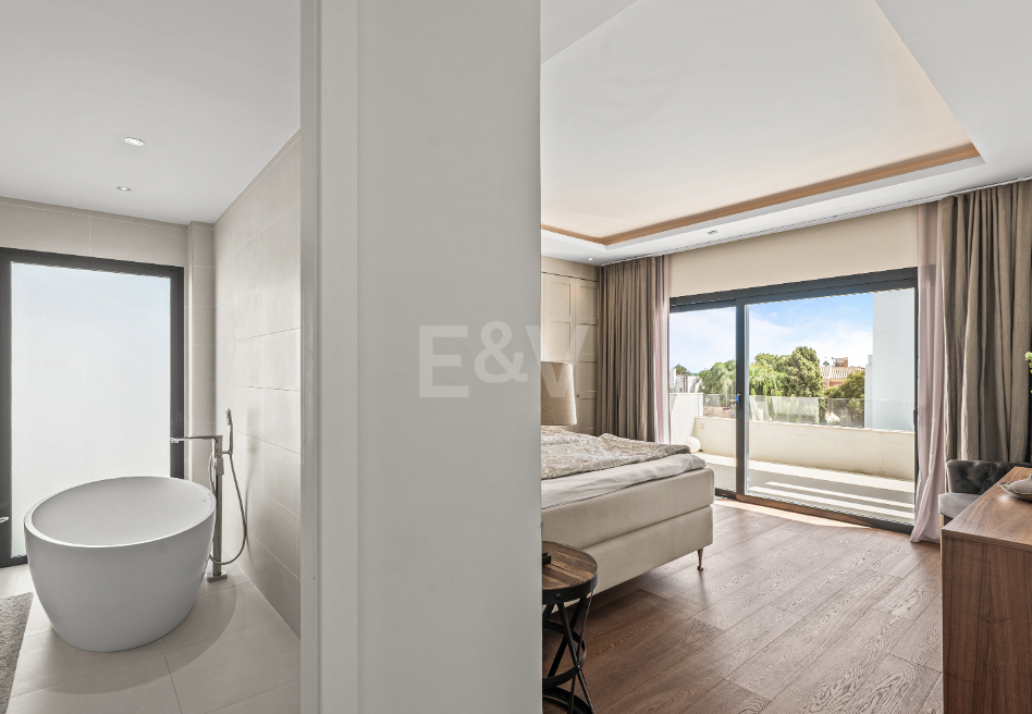 Villa contemporánea junto a la playa con piscina climatizada y espectacular terraza en la azotea