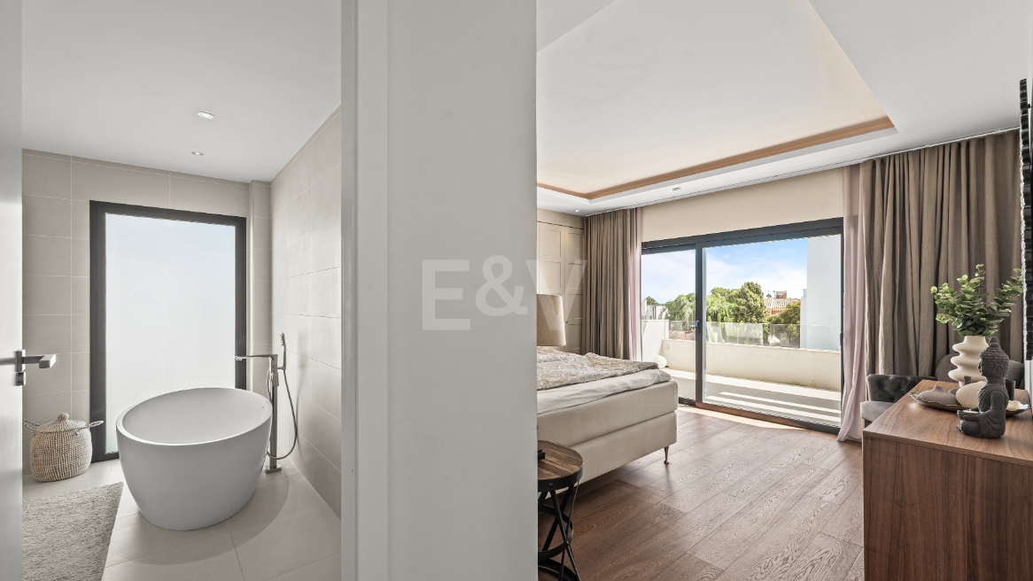 Villa contemporánea junto a la playa con piscina climatizada y espectacular terraza en la azotea