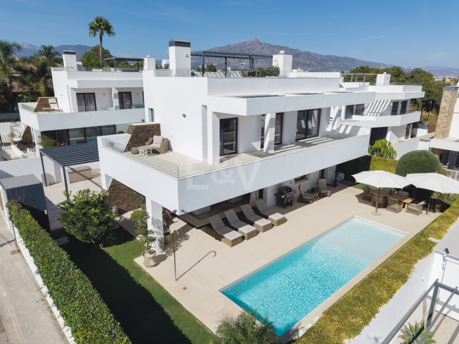 Villa contemporánea junto a la playa con piscina climatizada y espectacular terraza en la azotea