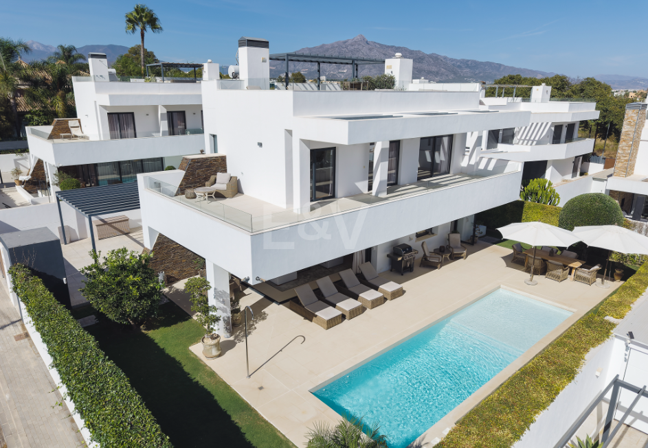 Villa contemporánea junto a la playa con piscina climatizada y espectacular terraza en la azotea