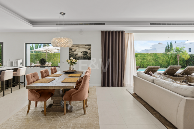 Villa contemporánea junto a la playa con piscina climatizada y espectacular terraza en la azotea