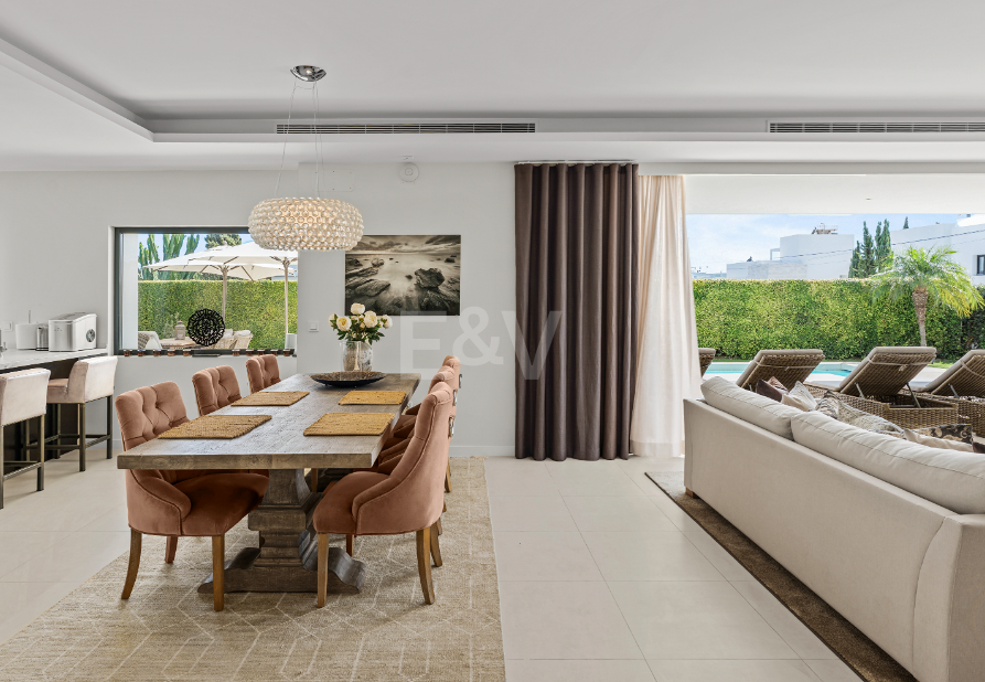 Villa contemporánea junto a la playa con piscina climatizada y espectacular terraza en la azotea