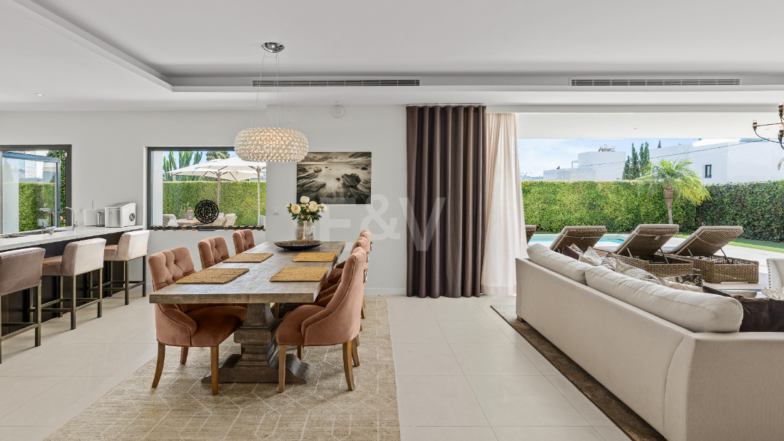 Villa contemporánea junto a la playa con piscina climatizada y espectacular terraza en la azotea