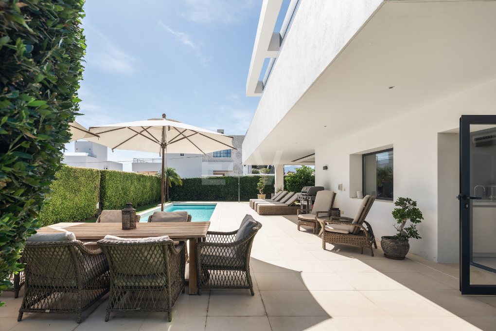 Villa contemporánea junto a la playa con piscina climatizada y espectacular terraza en la azotea