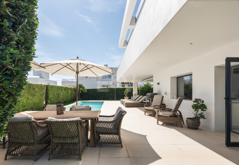 Villa contemporánea junto a la playa con piscina climatizada y espectacular terraza en la azotea