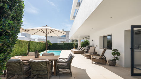 Contemporary Beachside Villa with Heated Pool and Stunning Roof Terrace