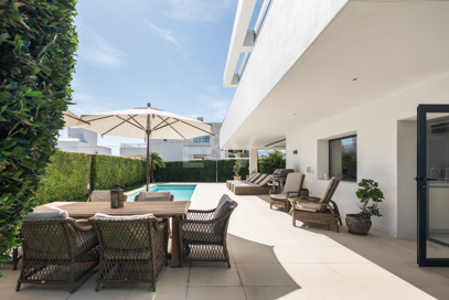 Villa contemporánea junto a la playa con piscina climatizada y espectacular terraza en la azotea