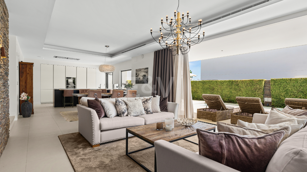 Villa contemporánea junto a la playa con piscina climatizada y espectacular terraza en la azotea