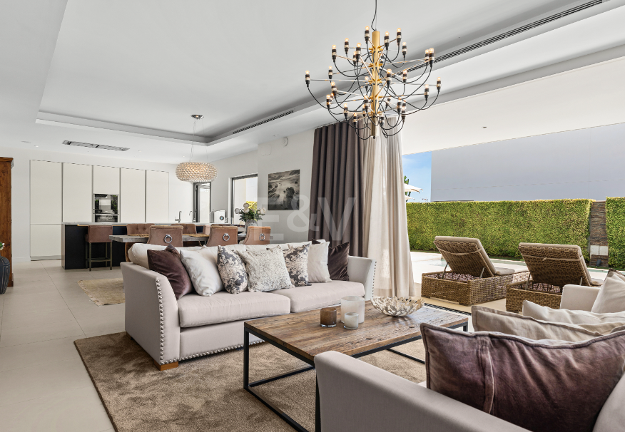 Villa contemporánea junto a la playa con piscina climatizada y espectacular terraza en la azotea