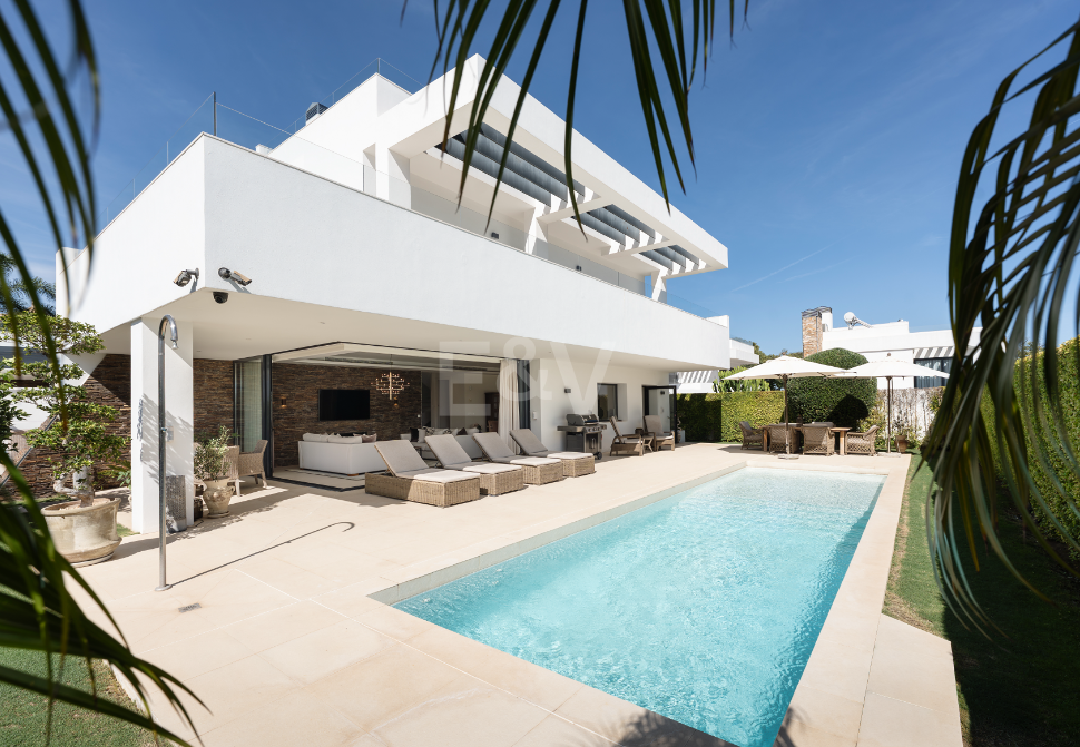 Villa contemporánea junto a la playa con piscina climatizada y espectacular terraza en la azotea