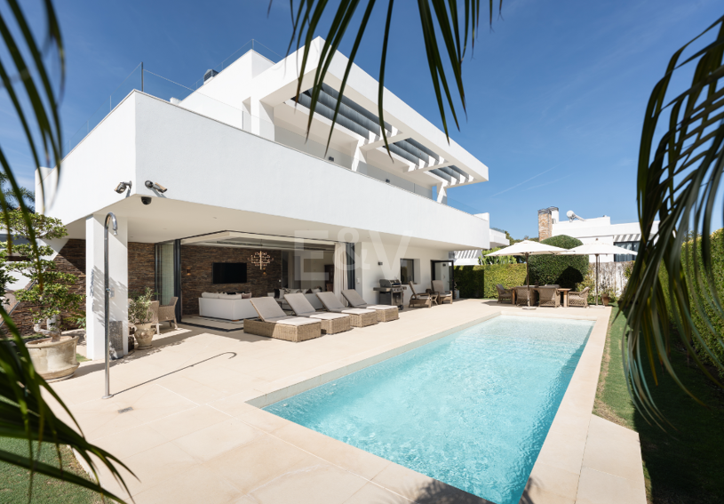 Villa contemporánea junto a la playa con piscina climatizada y espectacular terraza en la azotea