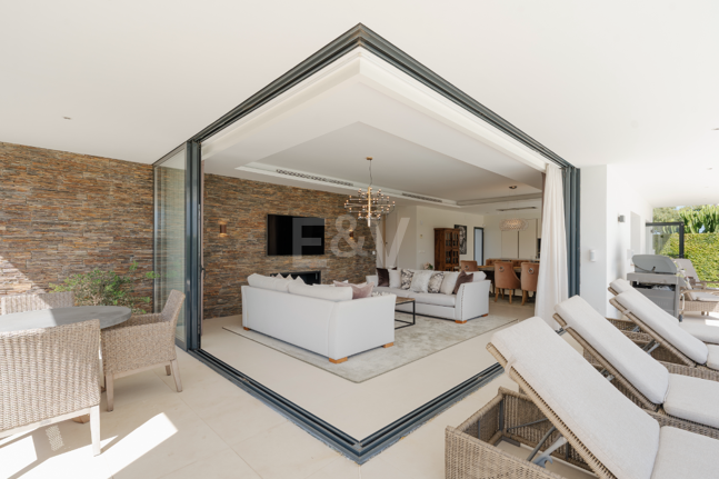 Villa contemporánea junto a la playa con piscina climatizada y espectacular terraza en la azotea