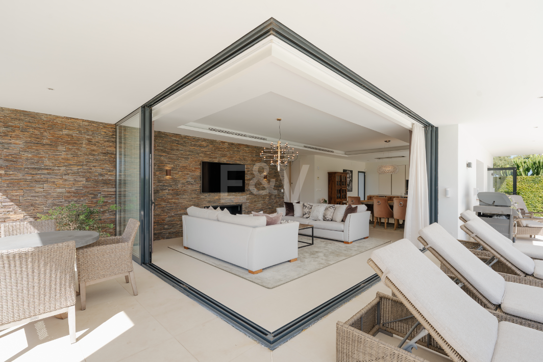 Villa contemporánea junto a la playa con piscina climatizada y espectacular terraza en la azotea