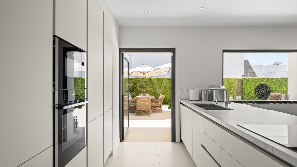 Villa contemporánea junto a la playa con piscina climatizada y espectacular terraza en la azotea