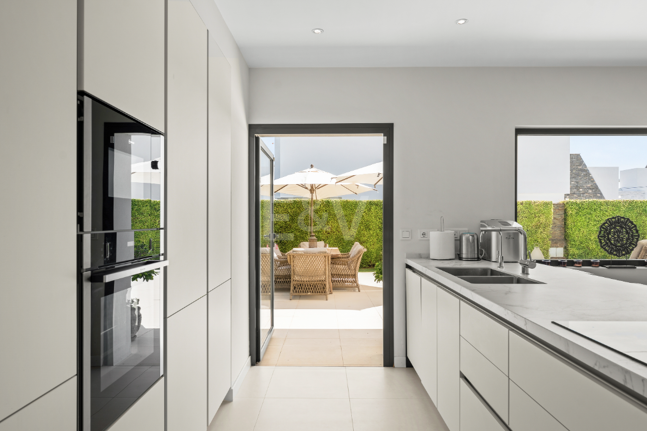 Villa contemporánea junto a la playa con piscina climatizada y espectacular terraza en la azotea