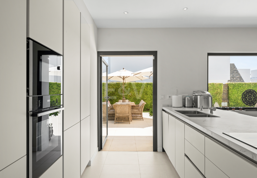 Villa contemporánea junto a la playa con piscina climatizada y espectacular terraza en la azotea