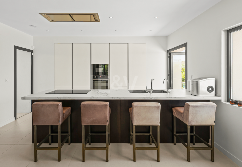 Villa contemporánea junto a la playa con piscina climatizada y espectacular terraza en la azotea