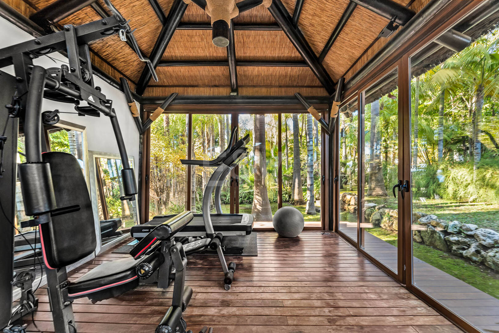 Eine einzigartige Villa mit Gästehaus auf weitläufigem Gelände