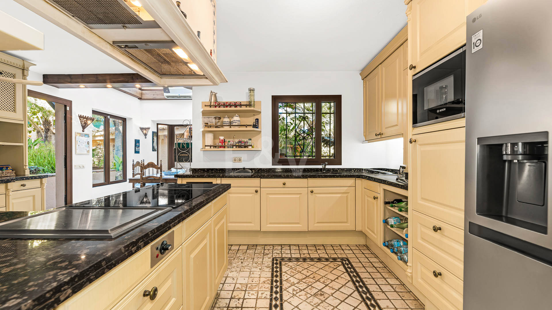 Eine einzigartige Villa mit Gästehaus auf weitläufigem Gelände