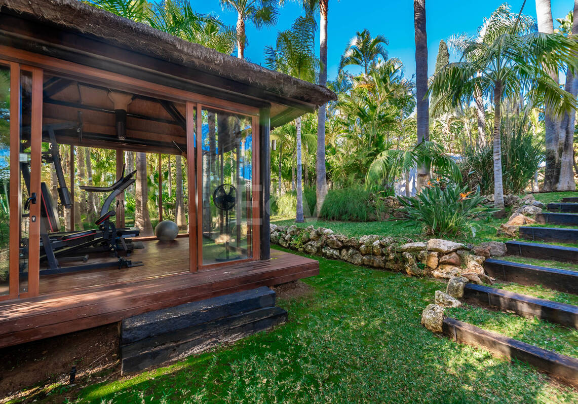 Eine einzigartige Villa mit Gästehaus auf weitläufigem Gelände in Puerto Banús