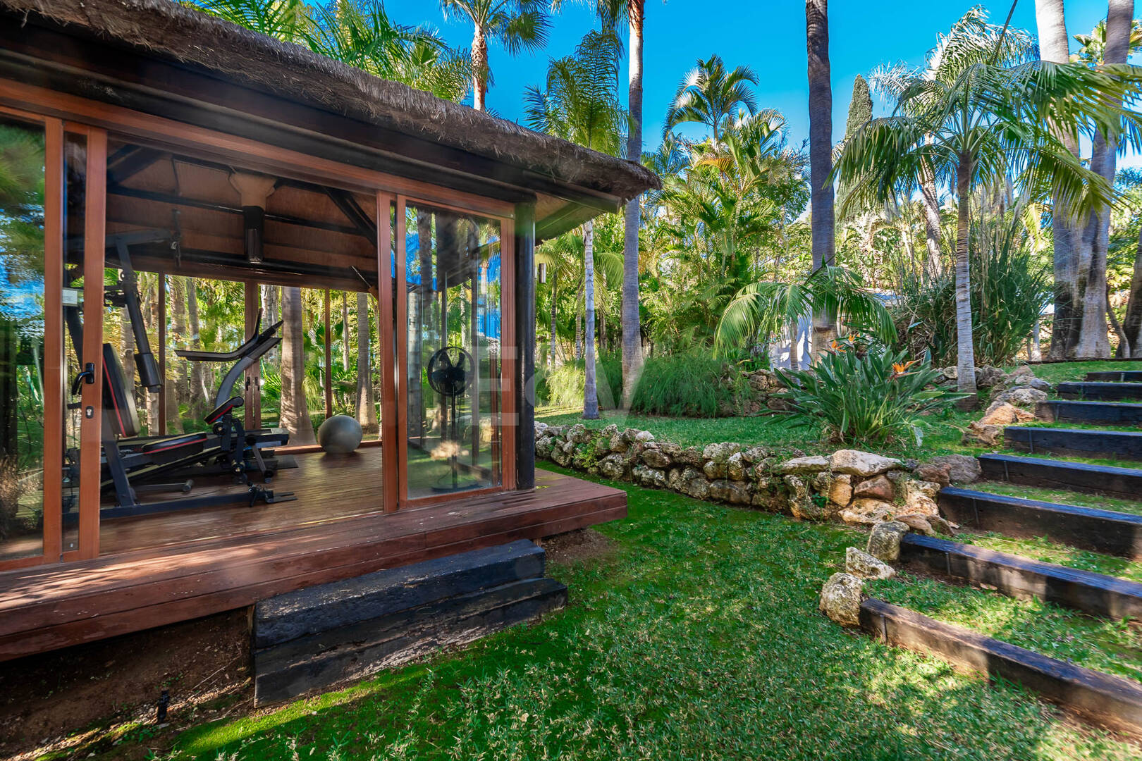 Eine einzigartige Villa mit Gästehaus auf weitläufigem Gelände